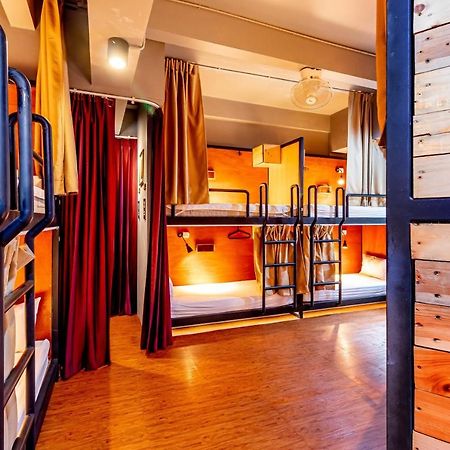 Thonglor Travellers Hostel And Cafe Bangkok Exterior foto