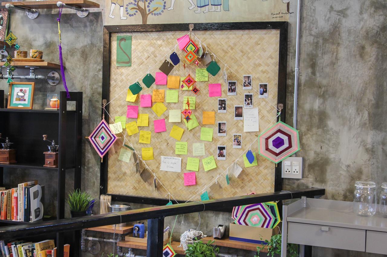 Thonglor Travellers Hostel And Cafe Bangkok Exterior foto
