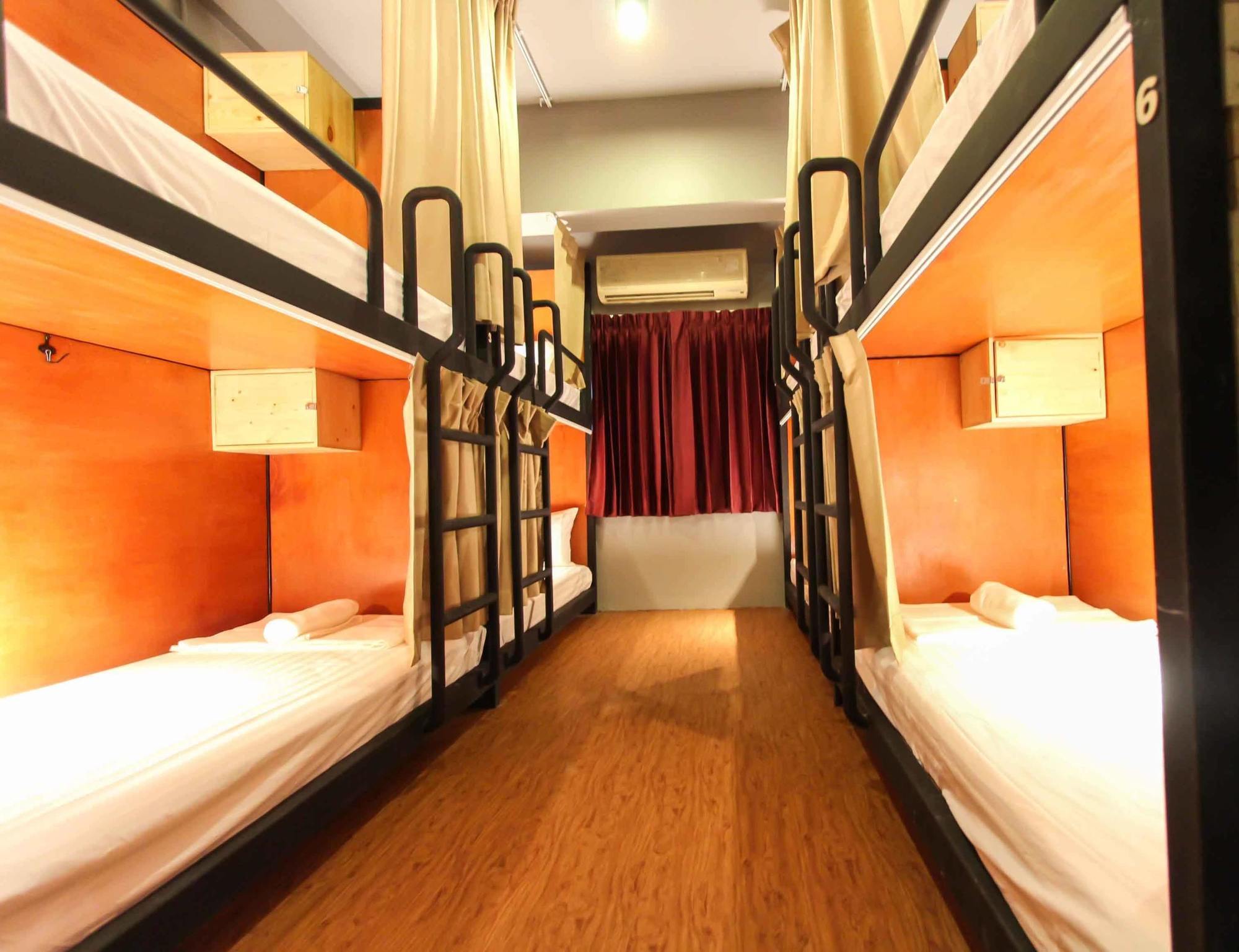 Thonglor Travellers Hostel And Cafe Bangkok Exterior foto