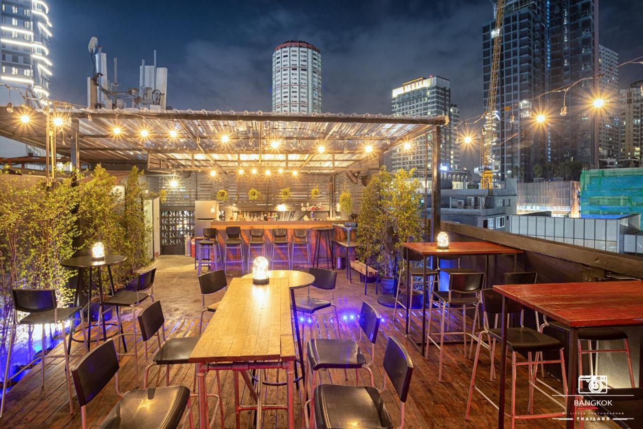 Thonglor Travellers Hostel And Cafe Bangkok Exterior foto