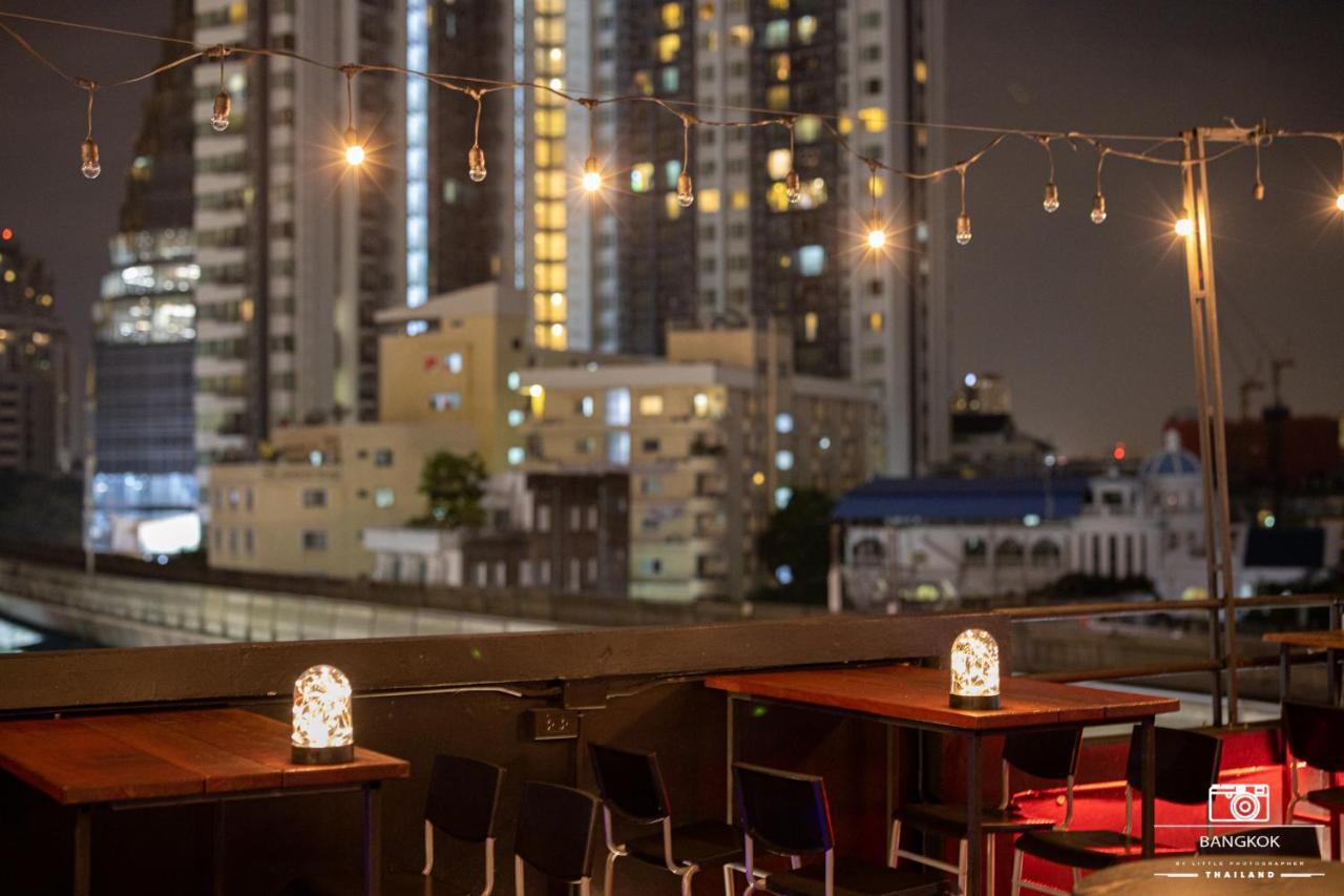 Thonglor Travellers Hostel And Cafe Bangkok Exterior foto