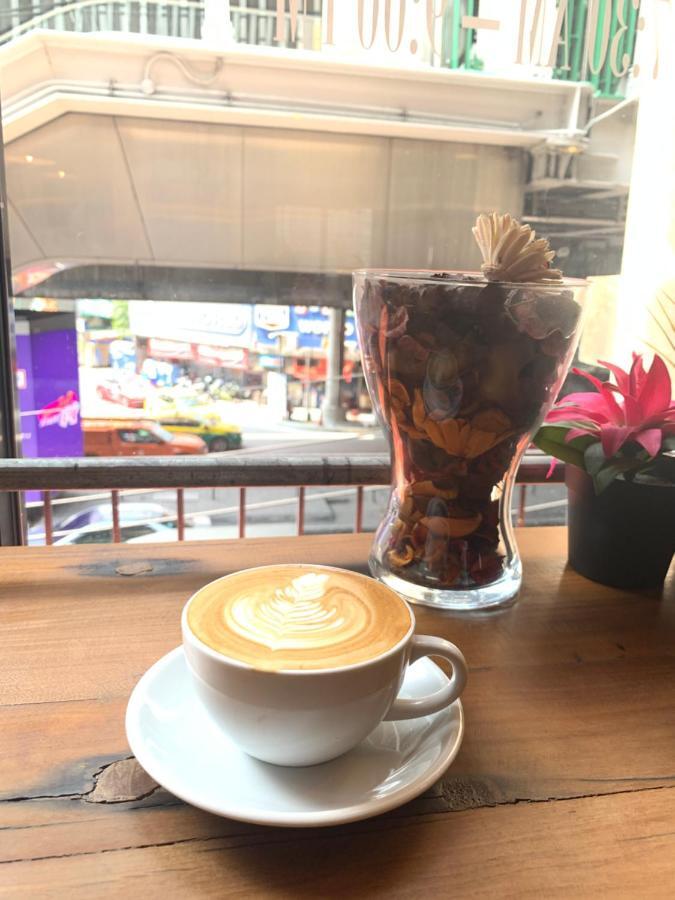Thonglor Travellers Hostel And Cafe Bangkok Exterior foto