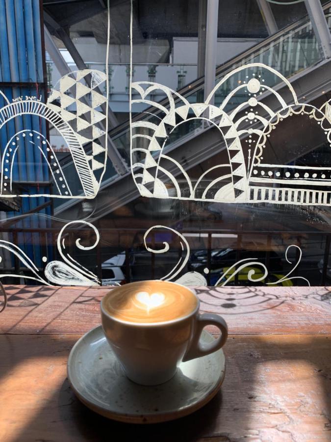 Thonglor Travellers Hostel And Cafe Bangkok Exterior foto