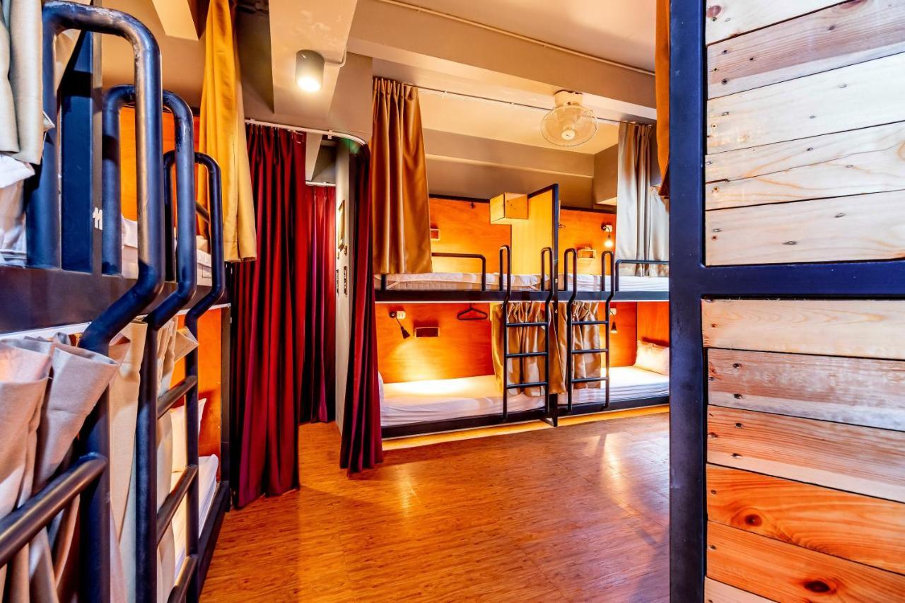 Thonglor Travellers Hostel And Cafe Bangkok Exterior foto