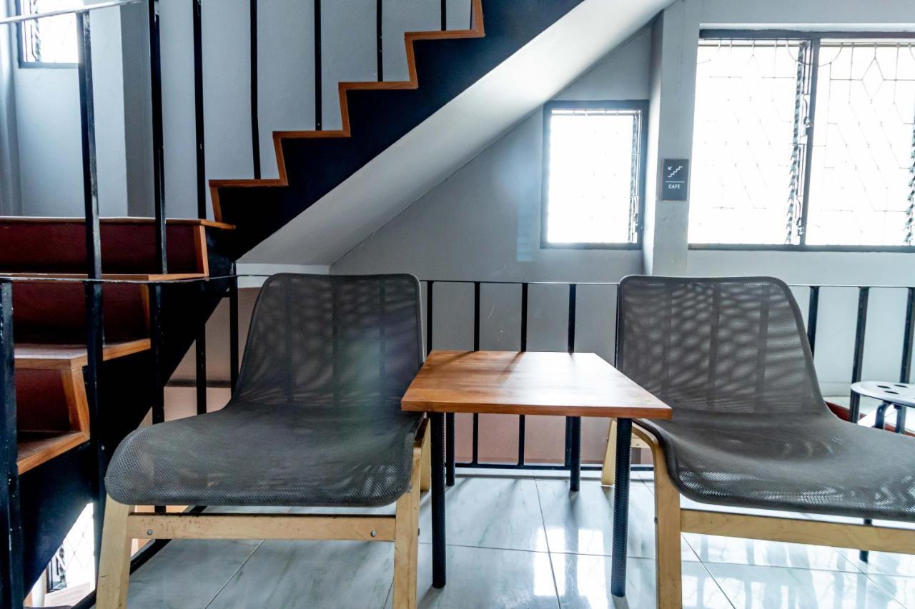 Thonglor Travellers Hostel And Cafe Bangkok Exterior foto