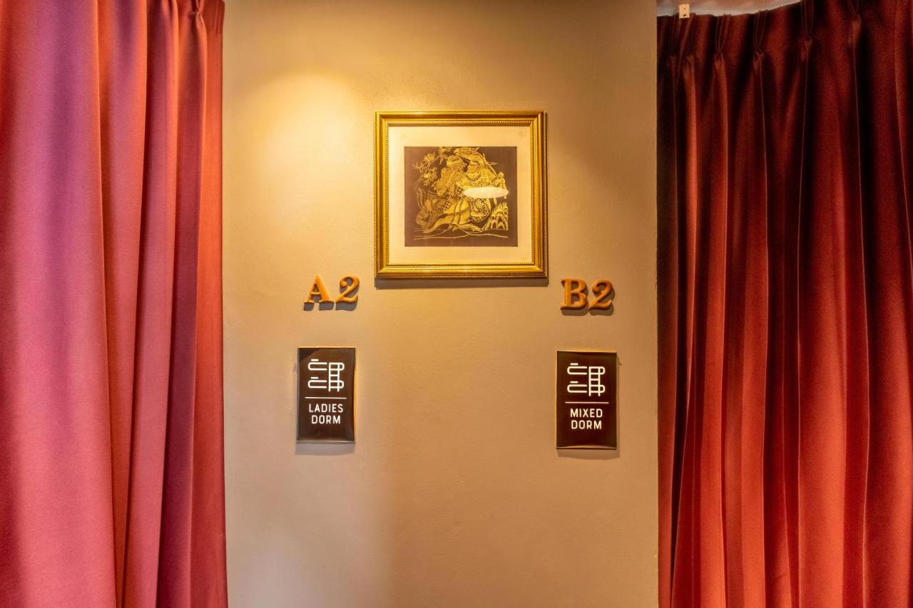 Thonglor Travellers Hostel And Cafe Bangkok Exterior foto