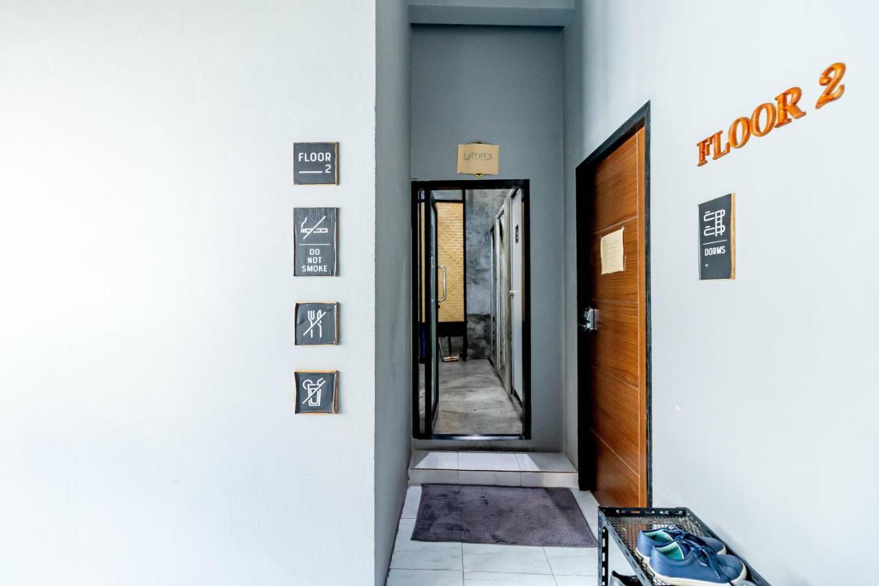 Thonglor Travellers Hostel And Cafe Bangkok Exterior foto