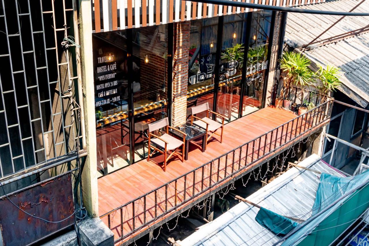 Thonglor Travellers Hostel And Cafe Bangkok Exterior foto