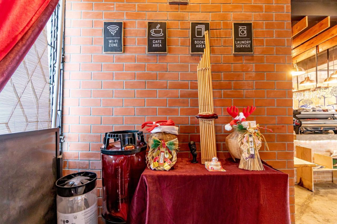 Thonglor Travellers Hostel And Cafe Bangkok Exterior foto