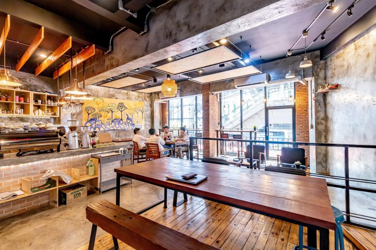 Thonglor Travellers Hostel And Cafe Bangkok Exterior foto
