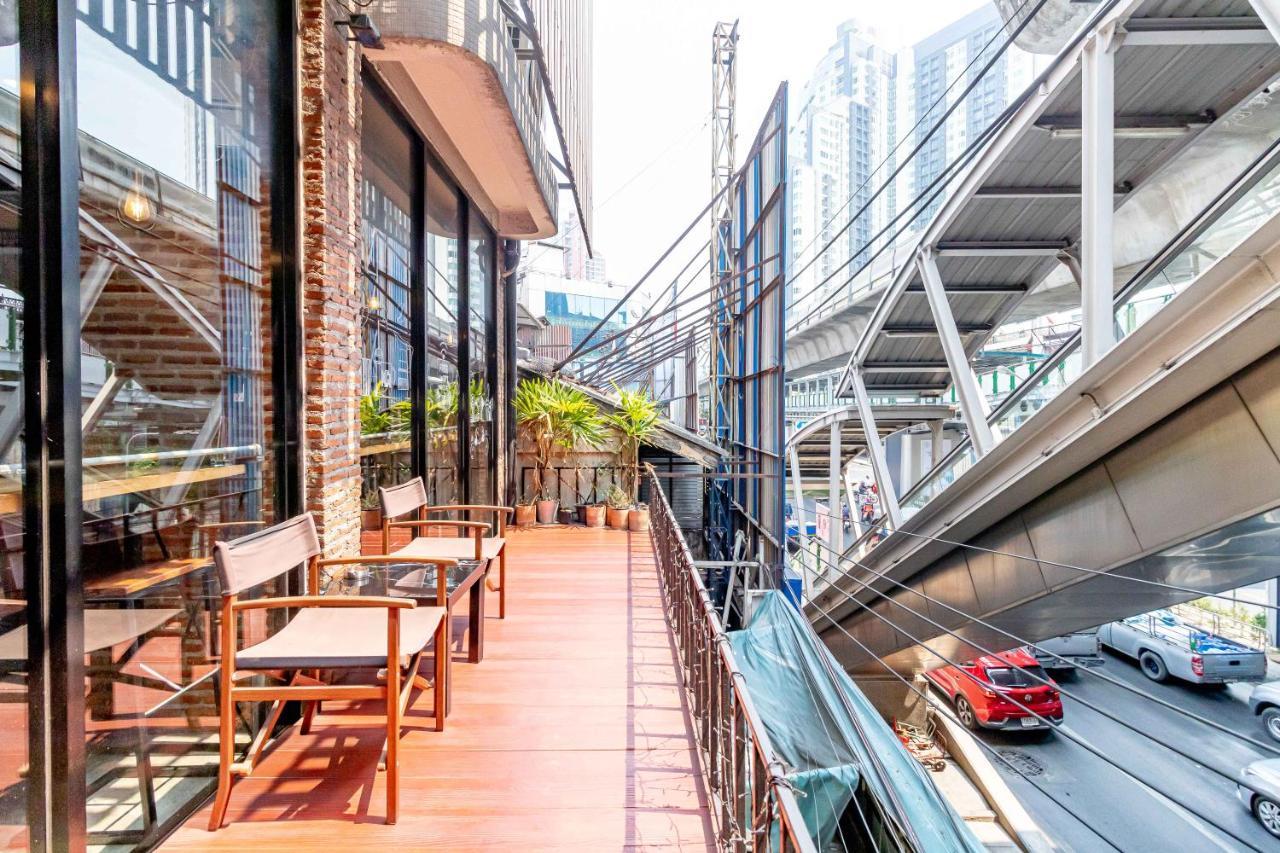 Thonglor Travellers Hostel And Cafe Bangkok Exterior foto