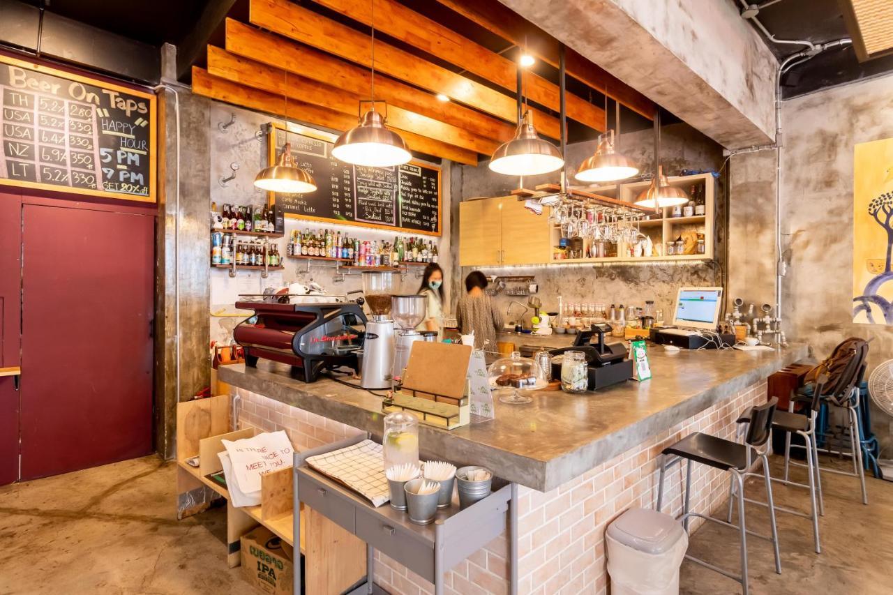 Thonglor Travellers Hostel And Cafe Bangkok Exterior foto