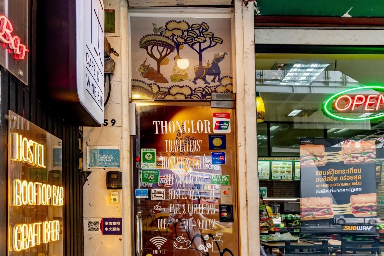 Thonglor Travellers Hostel And Cafe Bangkok Exterior foto
